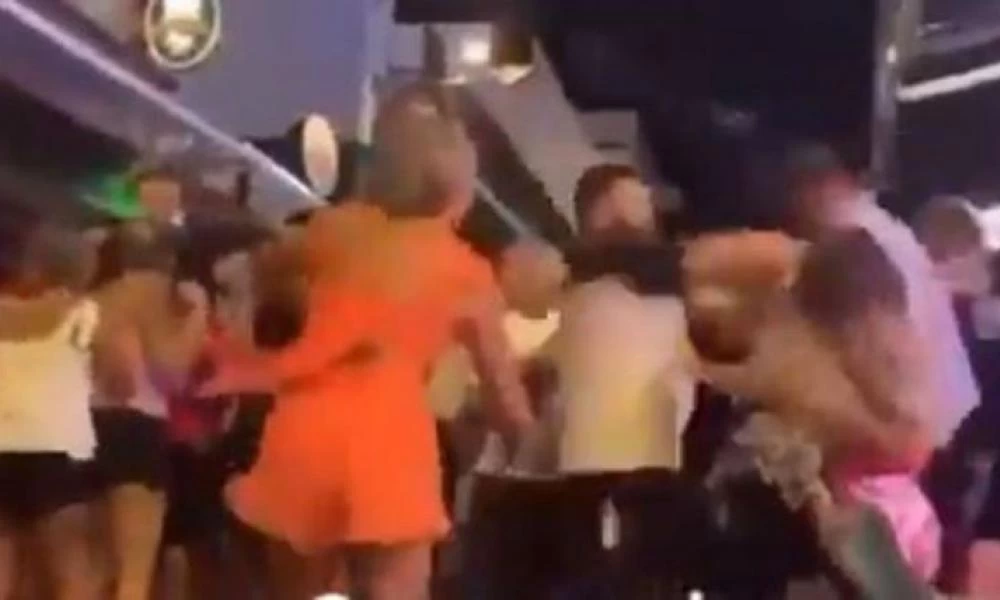 Πεδίο μάχης η Ίμπιζα: Άγριο ξύλο μεταξύ Άγγλων και Σκωτσέζων